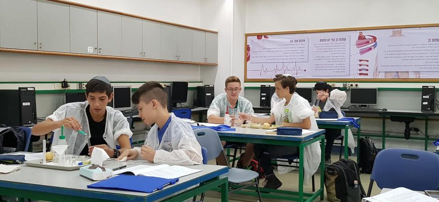 הבנים לתכנית חוקרים צעירים, הבנות לתכנית “העצמה נשית”