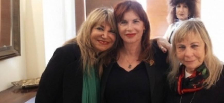 אגודת הידידות והידידים של שדולת הנשים מארחת את הסופרת שרית ישי לוי בביתה של יו”ר השדולה, הגב’ יפה ויגודסקי.